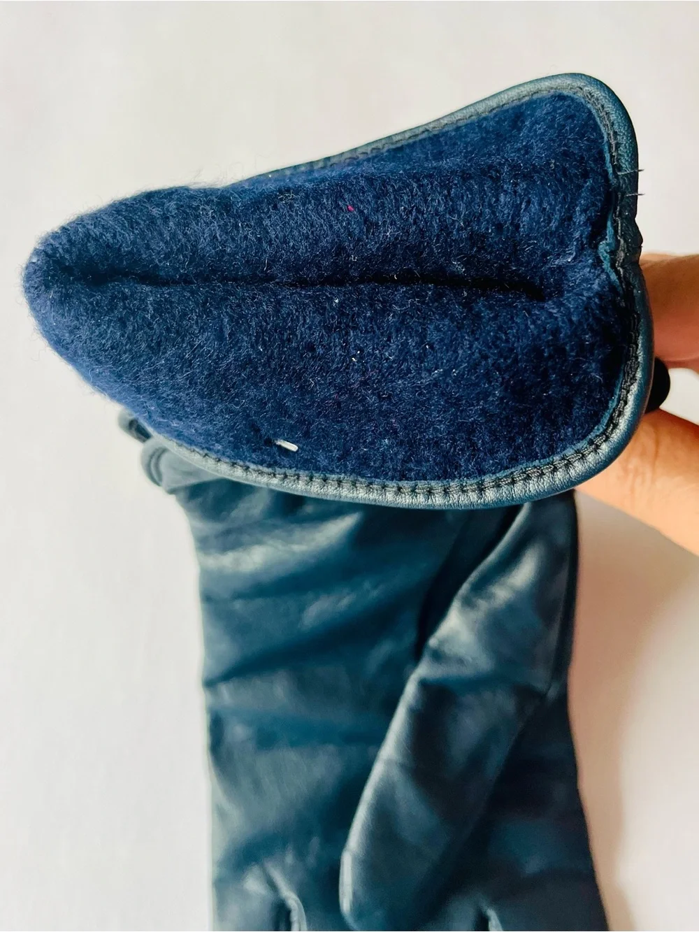 Isotoner Navy Blue Leather Gloves Women's Size 8 Fleece Lined Winter Warm Fall